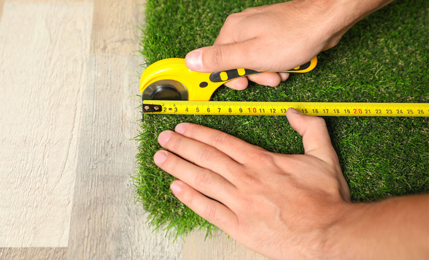 artificial-grass-cutting